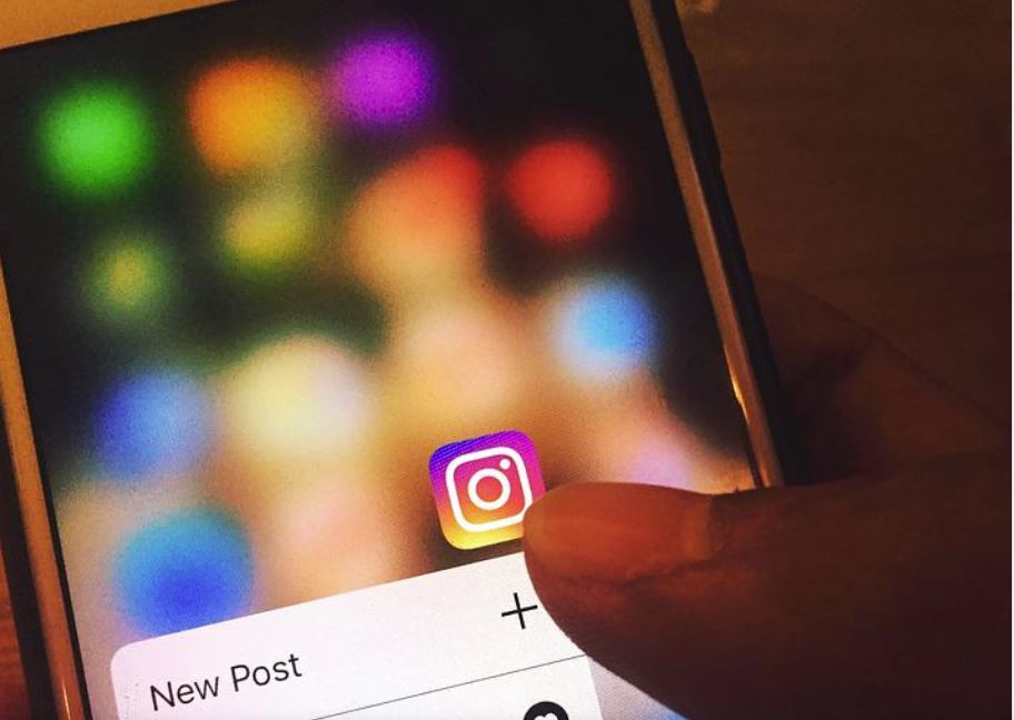 dedo de pessoa escolhendo formato para novo post no instagram